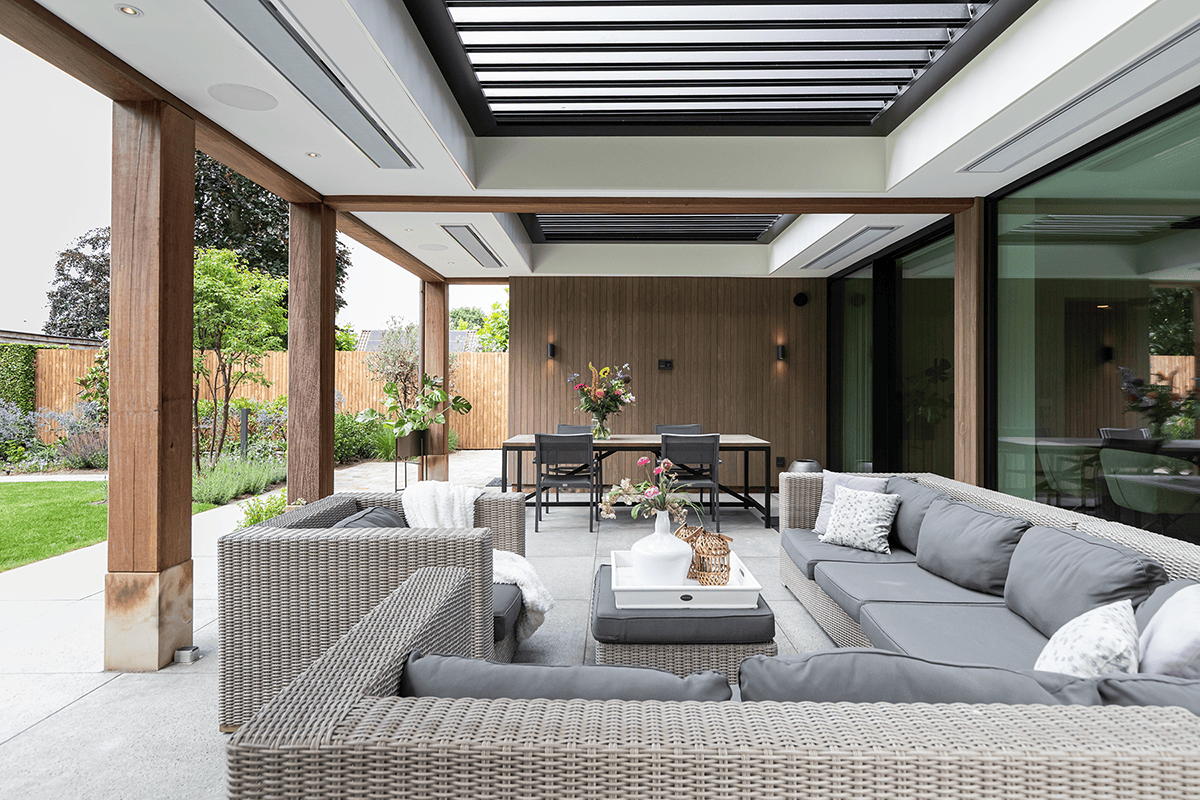 Luxe veranda met twee schuifbare louvredaken van Livium